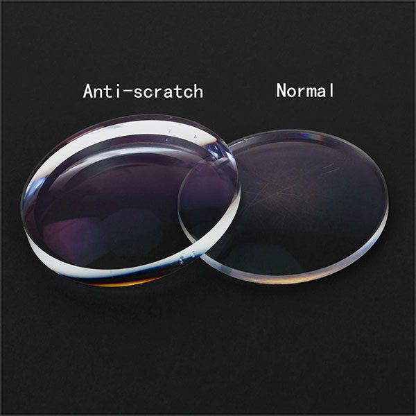 Two lenses side by side on a dark surface, labelled anti-scratch and normal