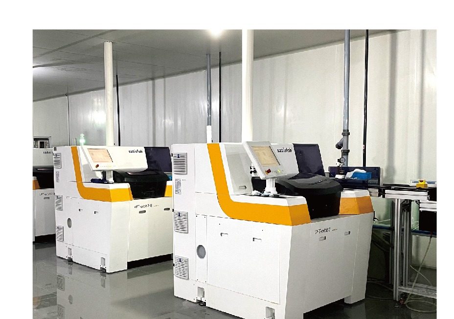A row of Satisloh VFT-orbit 2-E freeform generators in a white clean room at the Seesee plant